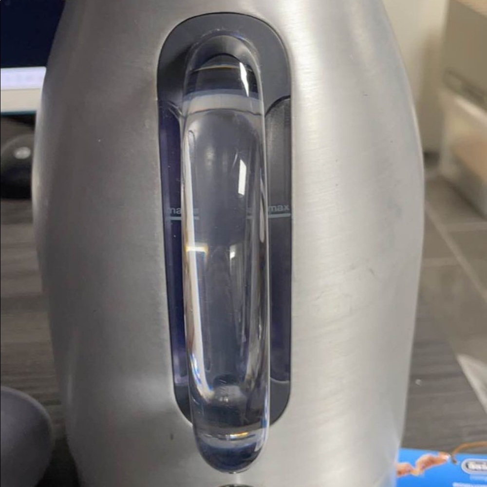 DeLonghi Brushed Aluminum 1.5L Electric Kettle